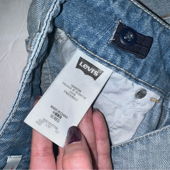 Levi’s High Rise Shorty Short - Picture 4 of 10